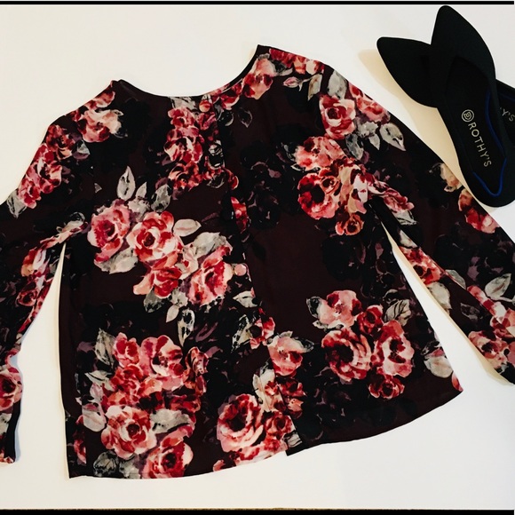 cupcakes & cashmere Tops - CUPCAKES AND CASHMERE Floral • Back Button • Crop